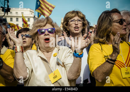 Barcelone, Espagne. 19 Oct, 2014. Un manifestant criant des slogans lors d'une loi en faveur de l'indépendance organisé par 'Omnium culturel' et 'l''ANC à Barcelone, le Catalonia Square Crédit : Matthias Rickenbach/ZUMA/ZUMAPRESS.com/Alamy fil Live News Banque D'Images