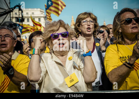 Barcelone, Espagne. 19 Oct, 2014. Un manifestant criant des slogans lors d'une loi en faveur de l'indépendance organisé par 'Omnium culturel' et 'l''ANC à Barcelone, le Catalonia Square Crédit : Matthias Rickenbach/ZUMA/ZUMAPRESS.com/Alamy fil Live News Banque D'Images