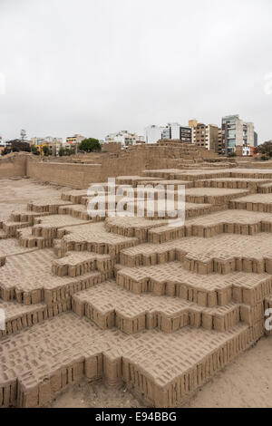 Étapes de brique d'Adobe à la culture pré-Inca Lima pyramide à Huaca Pucllana ou Huaca Juliana, Miraflores, Lima, Pérou Banque D'Images