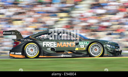 Hockenheim, Allemagne. 19 Oct, 2014. DTM canadien Robert Wickens pilote de l'équipe de man ?s monde lecteurs de Mercedes dans sa Mercedes AMG C-Coupé pendant la dernière course de la saison du Masters allemand de voitures de tourisme (DTM) à Hockenheim, Allemagne, 19 octobre 2014. Photo : Uwe Anspach/dpa/Alamy Live News Banque D'Images