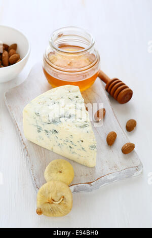 Fromage bleu avec amandes, figues et miel, ingrédient Banque D'Images