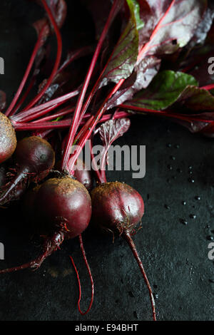 Betterave rouge sur une plaque de cuisson, légumes Banque D'Images