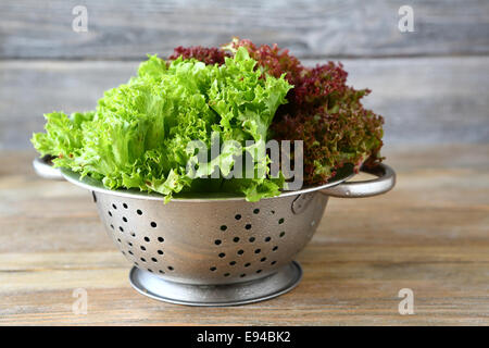 Salade saine dans une passoire, les légumes Banque D'Images