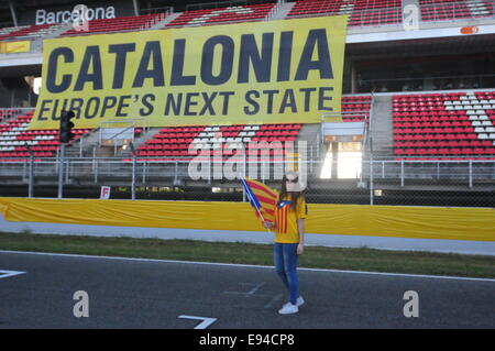 Barcelone, Espagne. 19 Oct, 2014. Des Motos pour l'indépendance (Barcelone, Octobre 19th, 2014) Jeune fille avant l'arrivée de motos sur le circuit de Catalunya de Barcelone- Crédit : Monica Condeminas/Alamy Live News Banque D'Images