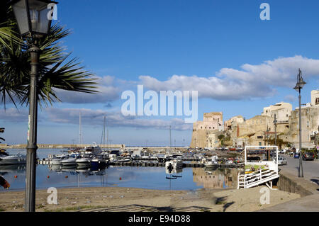 Vue sur le port de pêche de Castellammare del Golfo, en Sicile Banque D'Images