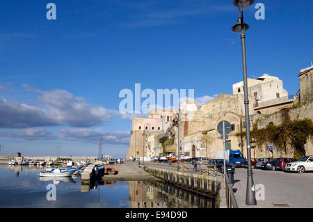 Vue sur le port de pêche de Castellammare del Golfo, en Sicile Banque D'Images