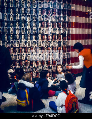 Des écoliers avec une enseignante visitant Ellis Island Immigration Museum New York City, NYC, NY USA Banque D'Images