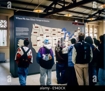 Les étudiants qui regardent la carte des groupes ethniques américains Ellis Island Museum New York NY USA Banque D'Images