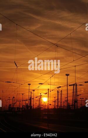 Frankfurt am Main, Allemagne. 19 octobre, 2014. Un coucher de soleil rouge et orange à la gare principale de Frankfurt am Main, Allemagne, 19 octobre 2014. La grève des conducteurs de train jusqu'à lundi matin 4 h à mettre la Deutsche Bahn sous pression dans les chaînes différend. Photo : Fredrik von Erichsen/dpa/Alamy Live News Banque D'Images