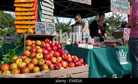 19 Oct, 2014. Le jour de la pomme célébrations ont lieu à Fulham Palace. Aliments entiers Fulham pommes à vendre toute leur alimentation au stand à Fulham Palace Park à Londres, Royaume-Uni KATHY DEWITT Banque D'Images