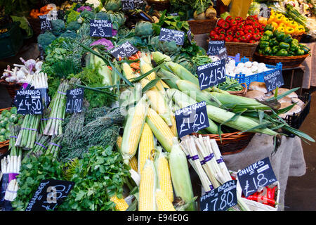 Sélection de légumes différents sur une échoppe de marché, Borough Market, London, England, UK Banque D'Images