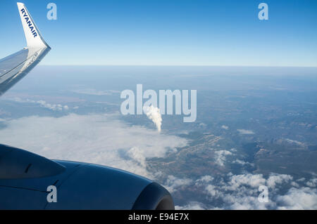 Voir par la fenêtre d'un Boeing 737-800 de Ryanair vol tôt le matin. Banque D'Images