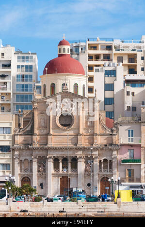 L'église paroissiale de Jésus de Nazareth sur le front de mer de Sliema, Malte Banque D'Images