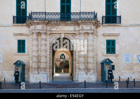 La garde à l'extérieur du palais des Grands Maîtres à La Valette, capitale de Malte et la capitale européenne de la Culture pour 2018 Banque D'Images