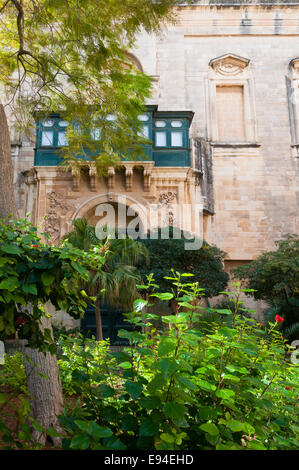 Jardin et balcon dans le palais des Grands Maîtres à La Valette, capitale de Malte et la capitale européenne de la Culture pour 2018 Banque D'Images