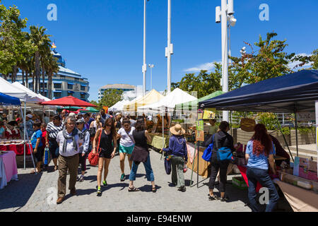Les étals du marché le long des quais dans Jack London Square district, Oakland, Californie, USA Banque D'Images