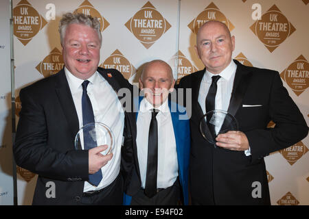 UK Theatre Awards 2014, Stuart Griffith (Birmingham Hippodrome) et David Massingham (DanceXchange) avec Wayne dormir (centre) Banque D'Images