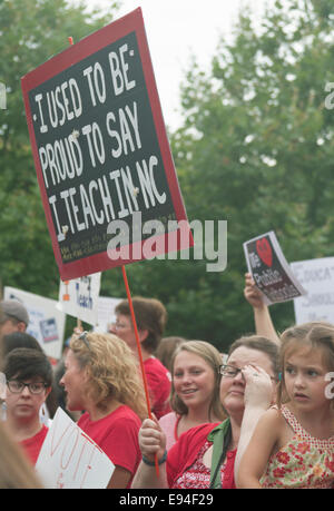 Asheville, Caroline du Nord, USA - 4 août 2014 : les enseignants et les enfants à un rassemblement lundi morale sur l'éducation des signes en attente Banque D'Images