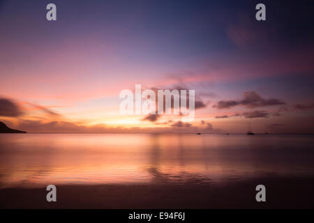 Belle plage coucher de soleil dans la baie de Beau Vallon à Mahé, Seychelles Banque D'Images