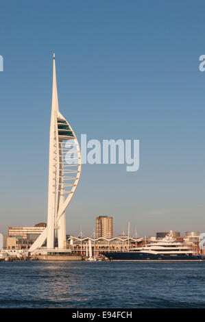 Spinnaker Tower, GUNWHARF QUAYS, île de Wight et Portsmouth Ferry vieux de tout le port de Portsmouth sur le rivage Gosport Banque D'Images