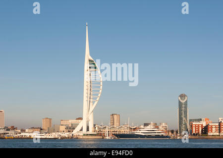 Spinnaker Tower, GUNWHARF QUAYS, île de Wight et Portsmouth Ferry vieux de tout le port de Portsmouth sur le rivage Gosport Banque D'Images