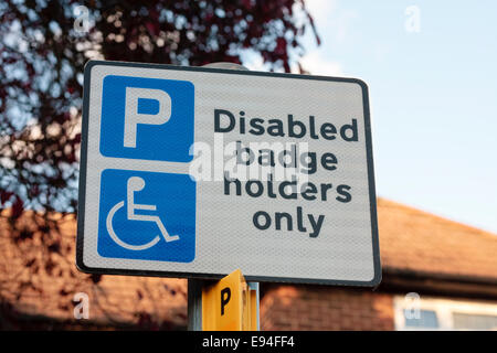 Parking gratuit uniquement pour les personnes à mobilité-badges sign Banque D'Images