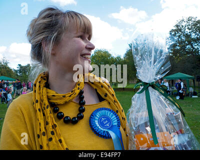 Fulham Palace, London UK. 19 octobre 2014. Le jour de la pomme célébrations ont lieu à Fulham Palace. Farnum-Ford neerlandia est très heureux de gagner la 2ème place de la compétition pour son gâteau gâteau pommes hollandaise. KATHY DEWITT/Alamy Live News Banque D'Images