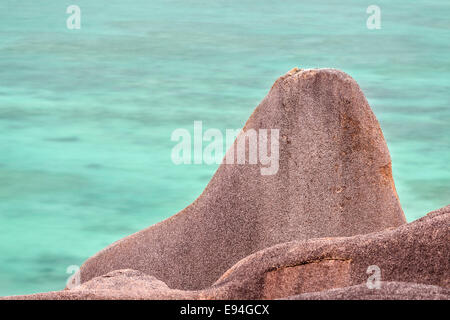 Vue d'exposition longue d'une roche de granit à la célèbre Anse Source d'argent à la Digue, Seychelles Banque D'Images