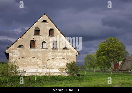 Zdonov village avant tempête - roches Adrspach Banque D'Images