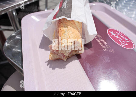 Demi-mangé sandwich baguette jambon et fromage de Brioche Dorée, une sandwicherie boulangerie française et chaîne Banque D'Images