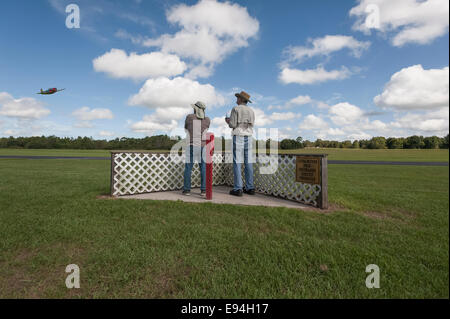 Les hommes voler avions commandés par radio à l'Ocala, Floride maquette avion Club Banque D'Images