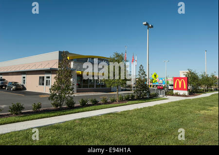 Le restaurant Macdonald nouvellement construit situé dans la région de Lady Lake, Florida United States Banque D'Images