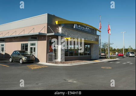 Le restaurant Macdonald nouvellement construit situé dans la région de Lady Lake, Florida United States Banque D'Images