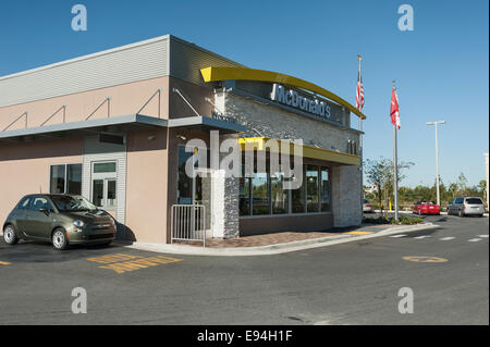 Le restaurant Macdonald nouvellement construit situé dans la région de Lady Lake, Florida United States Banque D'Images