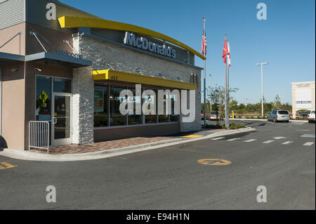 Le restaurant Macdonald nouvellement construit situé dans la région de Lady Lake, Florida United States Banque D'Images