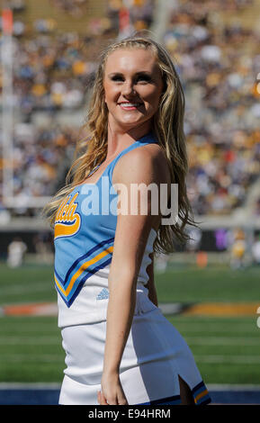 USA Berkeley CA. 18 Oct, 2014. Au cours de cheerleaders de l'UCLA NCAA Football match entre les Bruins de UCLA en Californie et Golden Bears 36-34 gagner au Memorial Stadium Berkeley Californie Crédit : csm/Alamy Live News Banque D'Images