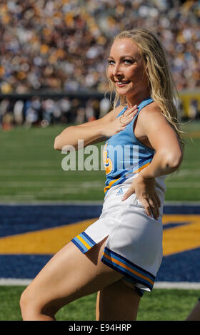 USA Berkeley CA. 18 Oct, 2014. Au cours de cheerleaders de l'UCLA NCAA Football match entre les Bruins de UCLA en Californie et Golden Bears 36-34 gagner au Memorial Stadium Berkeley Californie Crédit : csm/Alamy Live News Banque D'Images