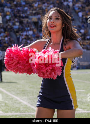 USA Berkeley CA. 18 Oct, 2014. Californie cheerleaders au cours de NCAA Football match entre les Bruins de UCLA et la Californie Golden Bears 34-36 perdu au Memorial Stadium Berkeley Californie Crédit : csm/Alamy Live News Banque D'Images