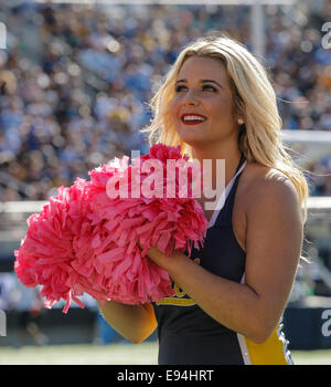 USA Berkeley CA. 18 Oct, 2014. Californie cheerleaders au cours de NCAA Football match entre les Bruins de UCLA et la Californie Golden Bears 34-36 perdu au Memorial Stadium Berkeley Californie Crédit : csm/Alamy Live News Banque D'Images