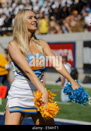 USA Berkeley CA. 18 Oct, 2014. Au cours de cheerleaders de l'UCLA NCAA Football match entre les Bruins de UCLA en Californie et Golden Bears 36-34 gagner au Memorial Stadium Berkeley Californie Crédit : csm/Alamy Live News Banque D'Images