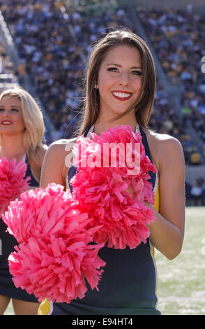 USA Berkeley CA. 18 Oct, 2014. Californie cheerleaders au cours de NCAA Football match entre les Bruins de UCLA et la Californie Golden Bears 34-36 perdu au Memorial Stadium Berkeley Californie Crédit : csm/Alamy Live News Banque D'Images