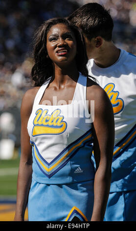 USA Berkeley CA. 18 Oct, 2014. Au cours de cheerleaders de l'UCLA NCAA Football match entre les Bruins de UCLA en Californie et Golden Bears 36-34 gagner au Memorial Stadium Berkeley Californie Crédit : csm/Alamy Live News Banque D'Images