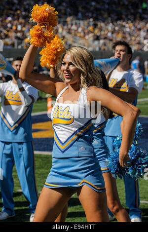 USA Berkeley CA. 18 Oct, 2014. Au cours de cheerleaders de l'UCLA NCAA Football match entre les Bruins de UCLA en Californie et Golden Bears 36-34 gagner au Memorial Stadium Berkeley Californie Crédit : csm/Alamy Live News Banque D'Images