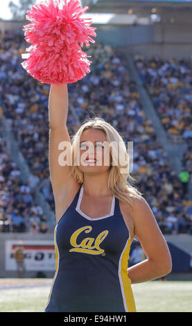 USA Berkeley CA. 18 Oct, 2014. Californie cheerleaders au cours de NCAA Football match entre les Bruins de UCLA et la Californie Golden Bears 34-36 perdu au Memorial Stadium Berkeley Californie Crédit : csm/Alamy Live News Banque D'Images