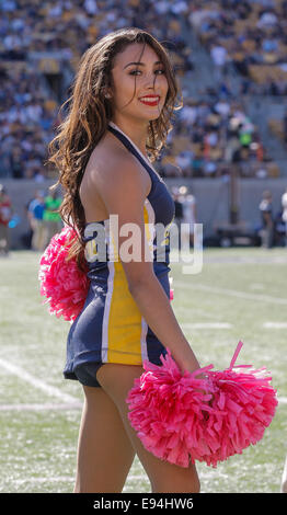 USA Berkeley CA. 18 Oct, 2014. Californie cheerleaders au cours de NCAA Football match entre les Bruins de UCLA et la Californie Golden Bears 34-36 perdu au Memorial Stadium Berkeley Californie Crédit : csm/Alamy Live News Banque D'Images