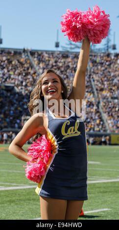 USA Berkeley CA. 18 Oct, 2014. Californie cheerleaders au cours de NCAA Football match entre les Bruins de UCLA et la Californie Golden Bears 34-36 perdu au Memorial Stadium Berkeley Californie Crédit : csm/Alamy Live News Banque D'Images