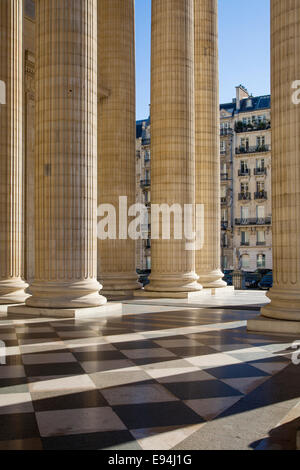 Colonnes le long de la façade du Panthéon, Paris, France Banque D'Images