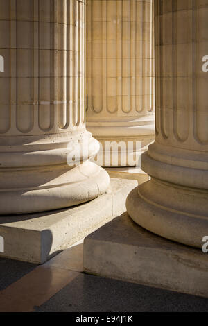 Colonnes le long de la façade du Panthéon, Paris, France Banque D'Images