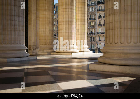 Colonnes le long de la façade du Panthéon, Paris, France Banque D'Images