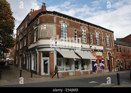 Magasin du coin de la vieille rue sur Devonshire Street dans le centre-ville de Sheffield. Angleterre Royaume-Uni Devonshire Green conservation Area Banque D'Images